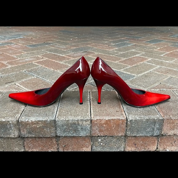 Stuart Weitzman red ombré patent leather pumps - Picture 8 of 9